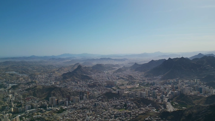 منظر جوي لمكة المكرمة محاطة بالجبال، لقطة جوية .