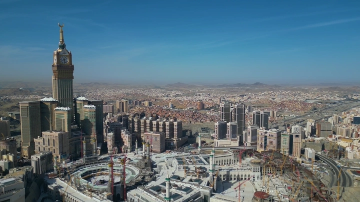 منظر جوي للحرم المكي في مكة المكرمة نهاراً. لقطة جوية .