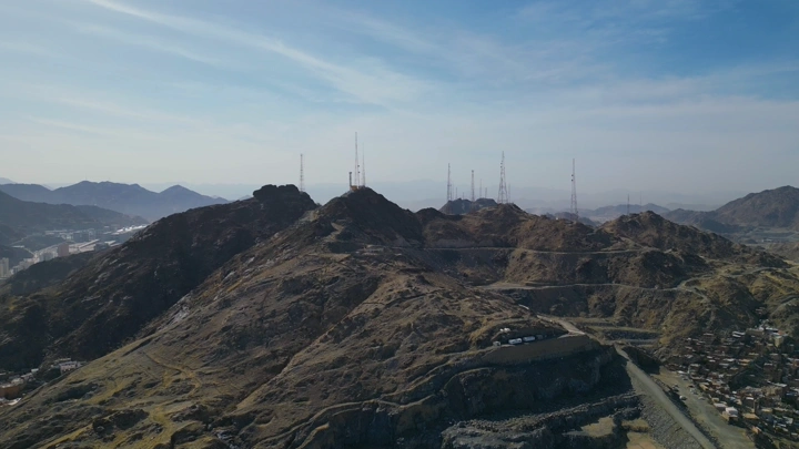 جبل النور في مكة المكرمة تحت سماء زرقاء، لقطة جوية.