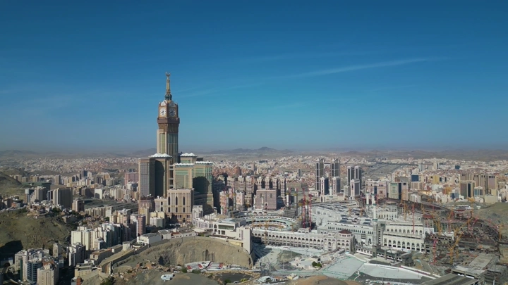 الحرم المكي في مكة المكرمة، لقطة جوية نهارية.