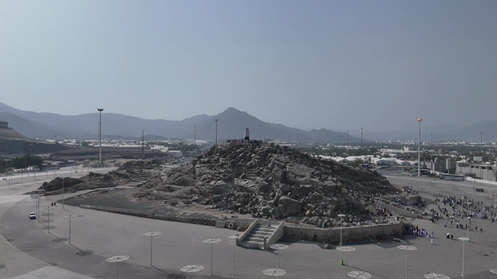 جبل عرفات في مكة المكرمة خلال موسم الحج، لقطة  جوية.