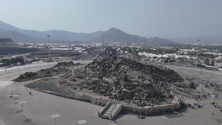 جبل عرفات خلال موسم الحج في مكة المكرمة، لقطة  جوية.