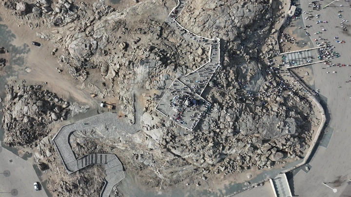 جبل عرفات في مكة المكرمة، لقطة جوية من الأعلى.