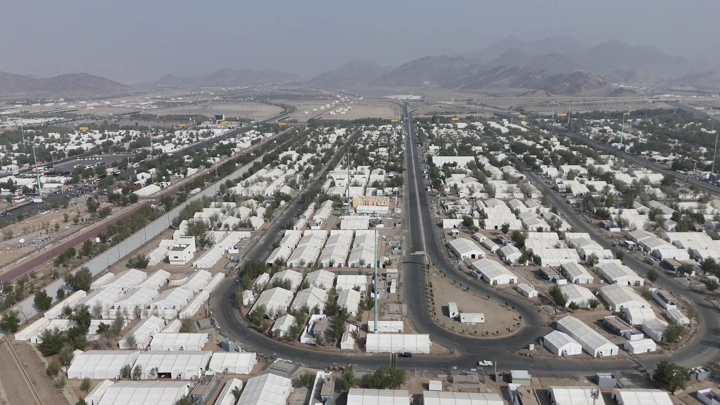 مخيمات مشعر منى في مكة المكرمة، لقطة جوية نهارية.