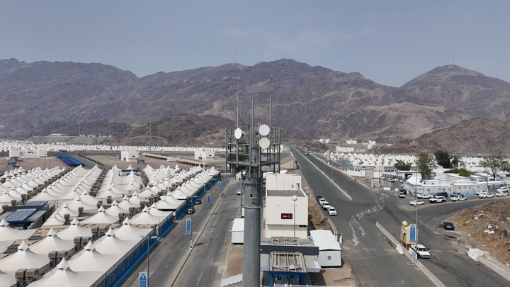 مخيمات مشعر منى في مكة المكرمة، لقطة جوية نهارية.