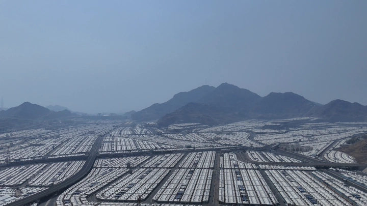 مخيمات مشعر منى في مكة المكرمة تحت السماء الزرقاء، لقطة جوية.