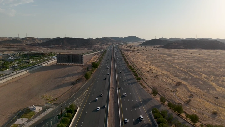 طريق سريع في الصحراء يؤدي إلى مكة المكرمة، لقطة جوية.