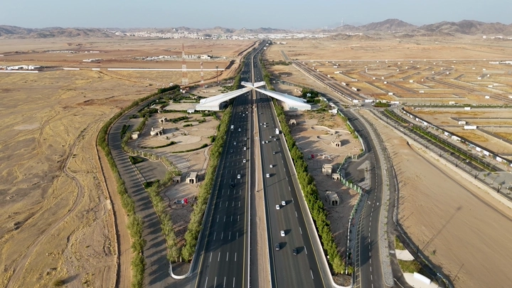 بوابة مكة المكرمة على الطريق السريع، لقطة جوية نهارية.