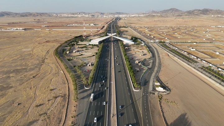 بوابة مكة المكرمة على الطريق السريع في النهار، لقطة جوية.