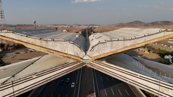 بوابة مكة المكرمة من الأعلى في النهار، لقطة جوية.