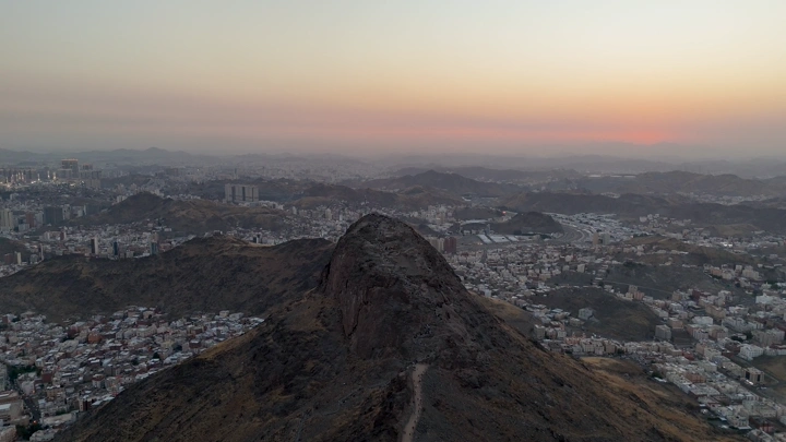 جبل حراء في مكة المكرمة عند الغروب، لقطة جوية.