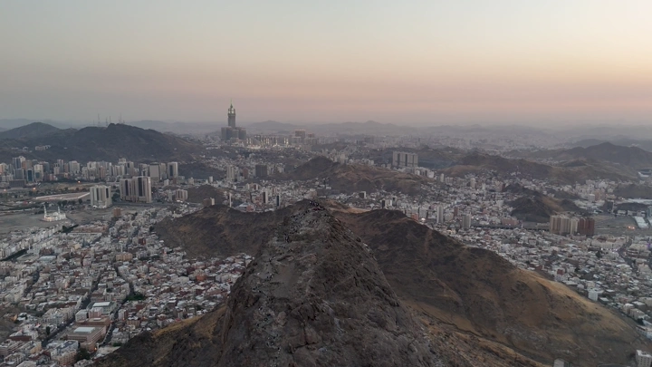 مدينة مكة المكرمة عند الغروب، لقطة جوية.