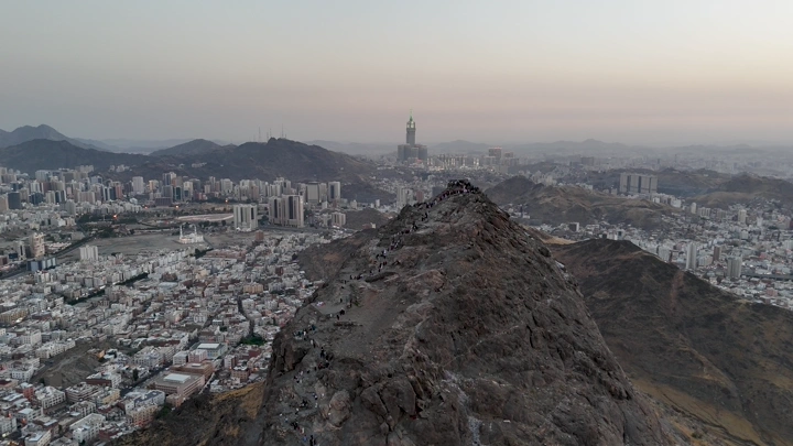 جبل النور في مكة المكرمة عند الغروب، لقطة جوية.