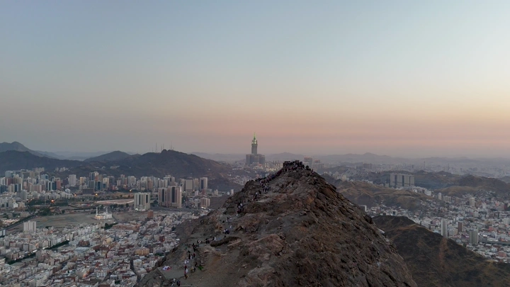غار حراء في مكة المكرمة عند الغروب، لقطة جوية.