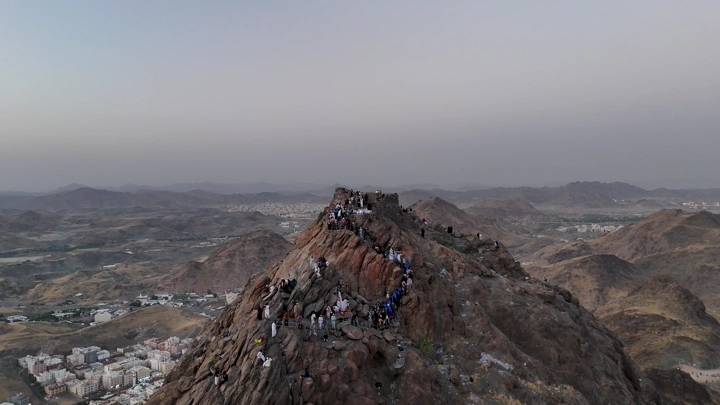 جبل النور في مكة المكرمة عند الغروب، صورة جوية.