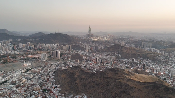 مدينة مكة المكرمة من أعلى عند الغروب، لقطة جوية.