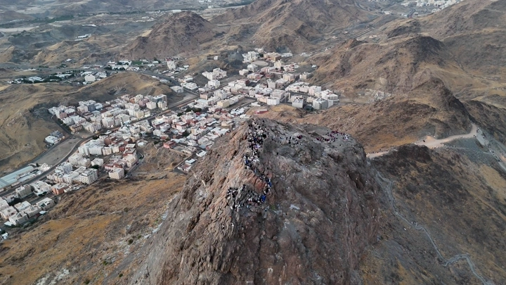 جبل مع غار حراء في مكة المكرمة، لقطة جوية.