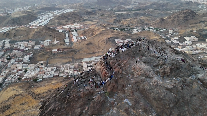 غار حراء في مكة المكرمة، لقطة جوية تظهر الحجاج على الجبل.
