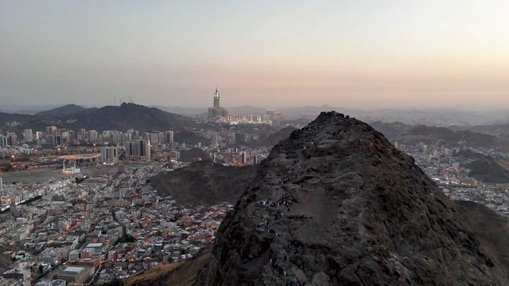 غار حراء في مكة المكرمة عند الغروب، لقطة جوية.
