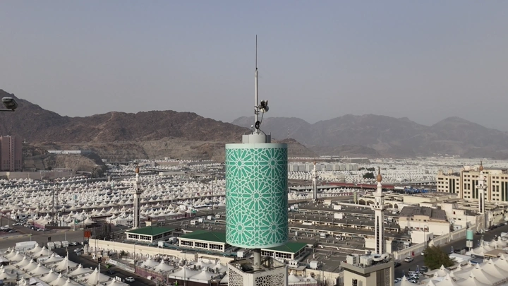 مشهد جوي لمخيمات مشعر منى في مكة المكرمة، صورة نهارية.