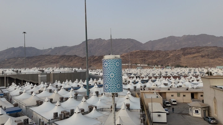 خيام بيضاء في مشعر منى بمكة المكرمة، لقطة جوية .