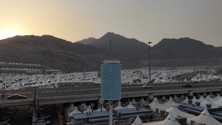 مخيمات مشعر منى في مكة المكرمة عند الغروب، لقطة جوية.