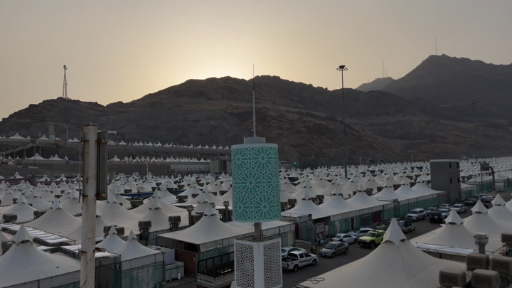 خيام مشعر منى بمكة المكرمة عند الغروب، لقطة جوية.