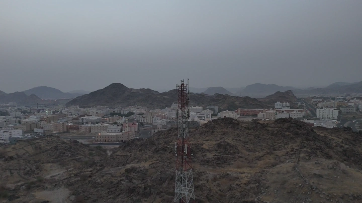 برج اتصالات في مكة المكرمة عند الغروب، لقطة جوية.