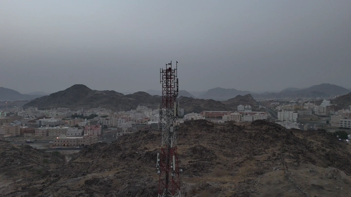 برج اتصالات على جبل في مكة المكرمة، لقطة جوية.