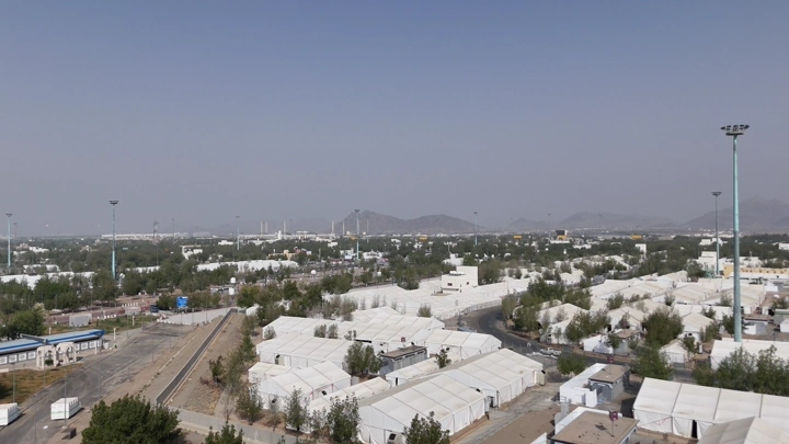 مخيمات الحج في مشعر منى بمكة المكرمة، لقطة جوية نهارية.