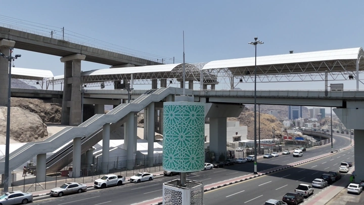 جسر مشاة في مكة المكرمة تحت سماء صافية، لقطة نهارية.