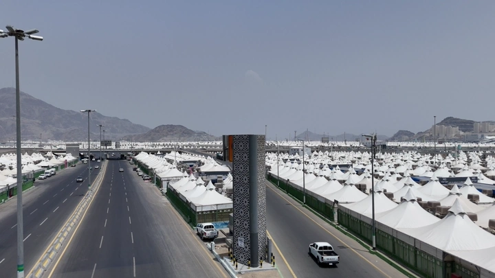 مخيمات مشعر منى في مكة المكرمة، لقطة جوية نهارية.