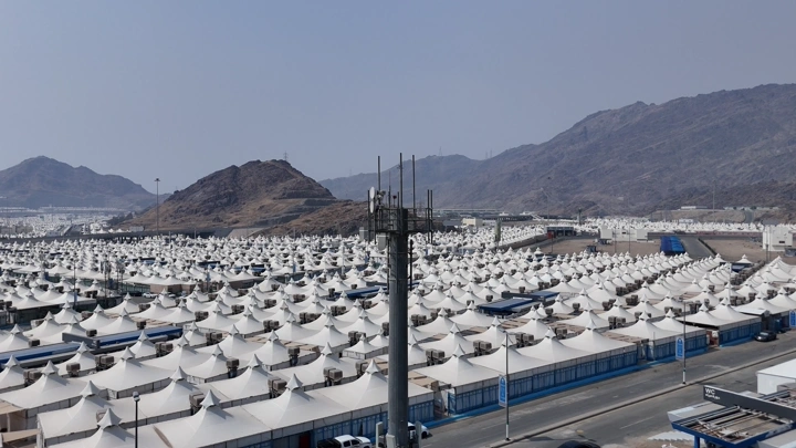 خيام بيضاء في مشعر منى بمكة المكرمة، لقطة جوية.