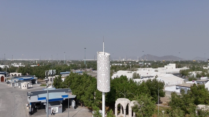 برج اتصالات في مكة المكرمة محاط بالخضرة، لقطة جوية.