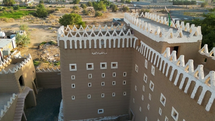 قصر تقليدي في نجران، تصوير جوي في وضح النهار.