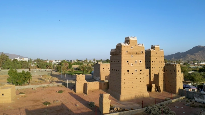 قصر طيني تقليدي في نجران، لقطة جوية نهارية.