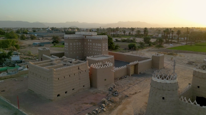 قصر آل منجم نجران تقليدي في نجران عند الغروب، لقطة جوية.