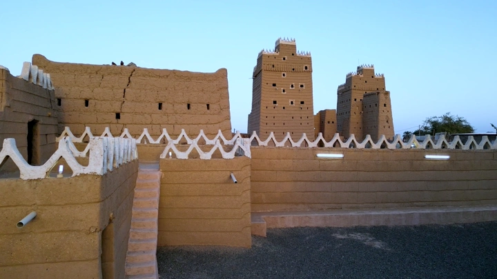 قصر آل منجم طيني في نجران عند الغروب، لقطة واسعة.