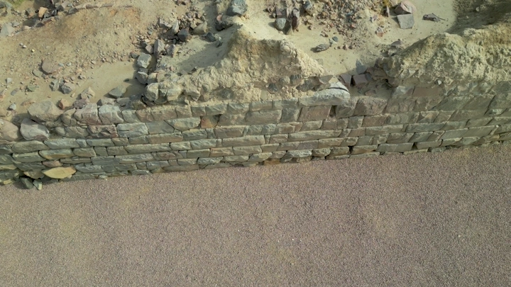 جدار حجري في موقع الأخدود نجران، لقطة علوية.