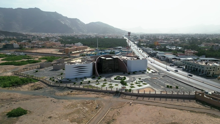 متحف نجران الإقليمي في الصباح، لقطة جوية.
