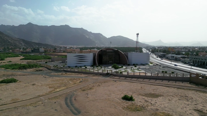 متحف نجران الإقليمي محاط بالجبال، لقطة جوية نهارية.