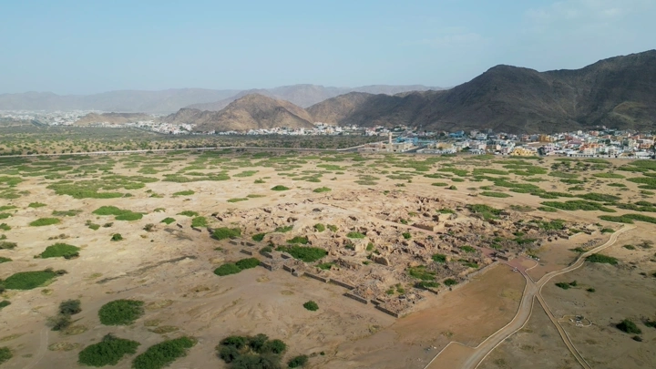 منظر جوي للأخدود في نجران، يظهر التضاريس الصحراوية والجبال في الخلفية.