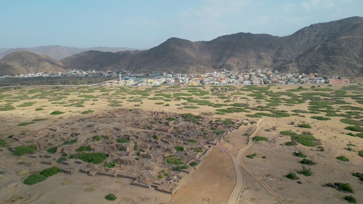 الأخدود في نجران مع الجبال في الخلفية، لقطة جوية.