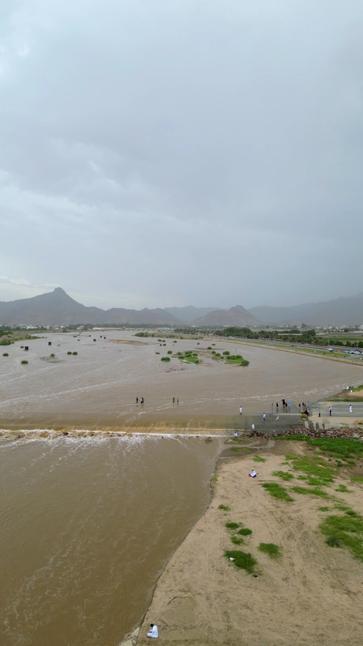 سيل المطر في نجران، لقطة جوية نهارية.