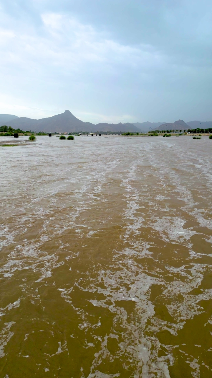 سيل مياه في نجران بعد المطر، لقطة من الأرض.