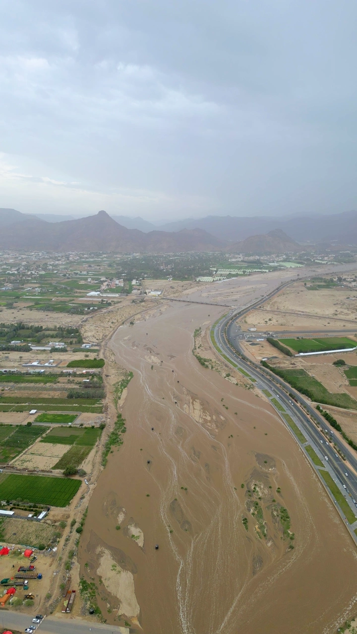 سيل في نجران بعد المطر، منظر جوي.