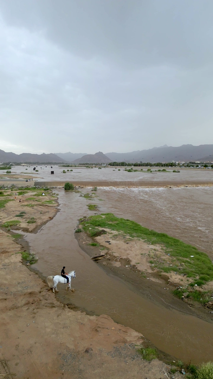 سيل في نجران بعد المطر، لقطة من الجو.