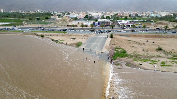 سيل في نجران يغمر الطريق، لقطة جوية.