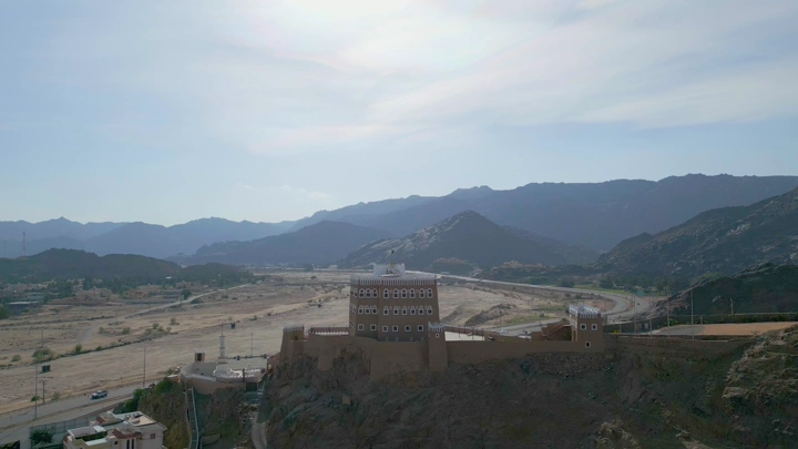 قصر العان التاريخي في نجران، لقطة جوية في وضح النهار.