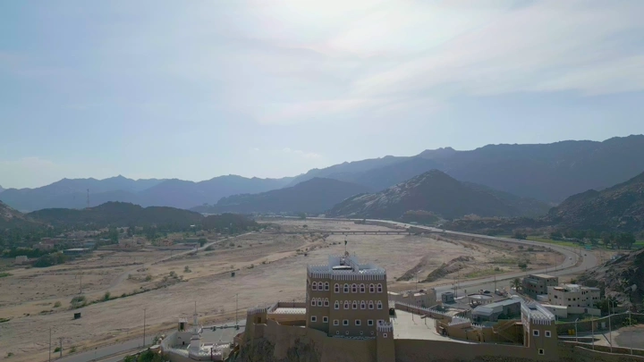 قصر العان التاريخي في نجران، لقطة جوية في وضح النهار.